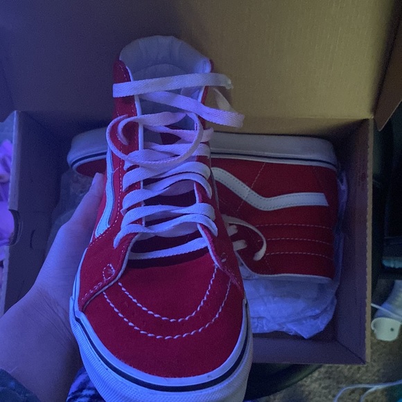 Red vans - Picture 2 of 4